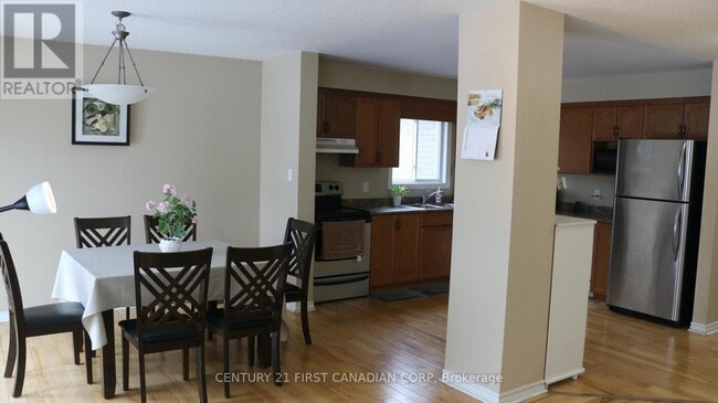 Building Photo - 995 Oakcrossing Rd