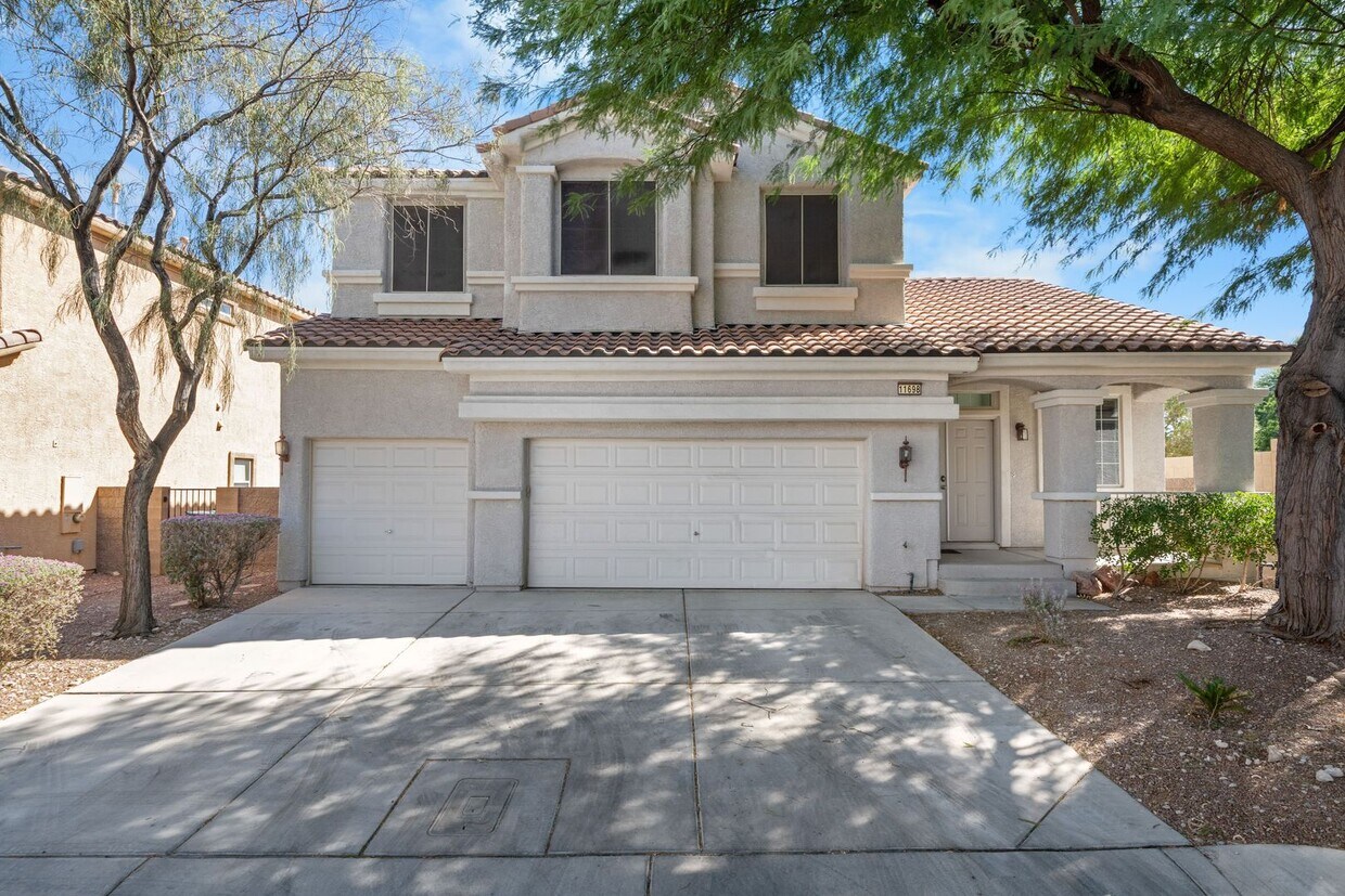 Foto principal - Beautifully Updated 4-Bedroom Home with 3-...