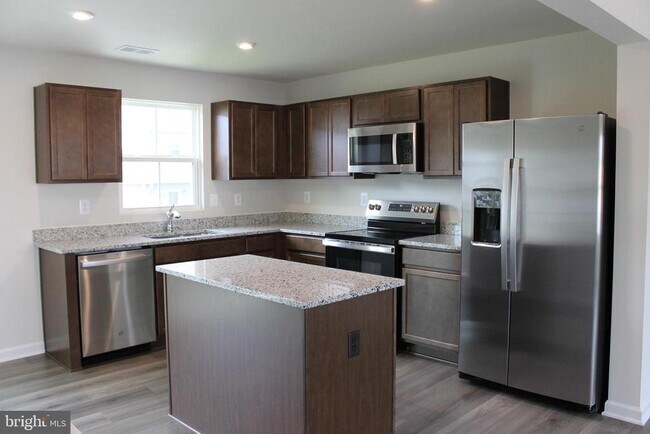 Building Photo - 2570 Laurel Pk Dr