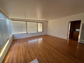 Building Photo - 421-423 La Jolla St