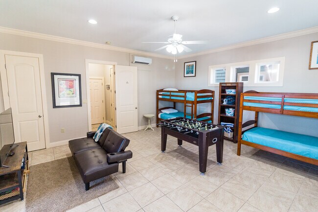 Building Photo - 6226 Thomas Dr