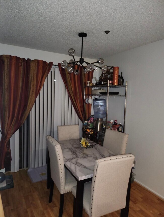 Foto del edificio - 2480 Montrose Ave