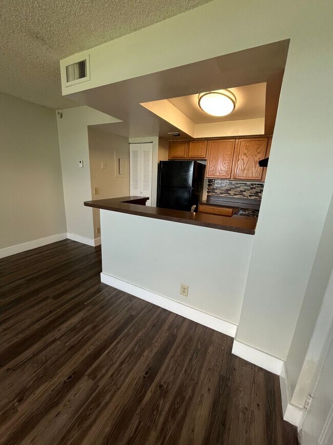 Foto del edificio - ONE BEDROOM ONE BATHROOM !! WITH LAKE VIEW...
