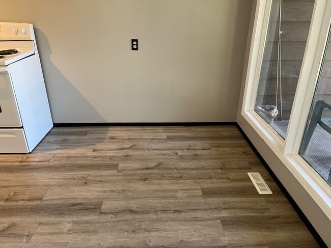 Building Photo - 3 Bed 1.5 Bath Unit in Olds, AB