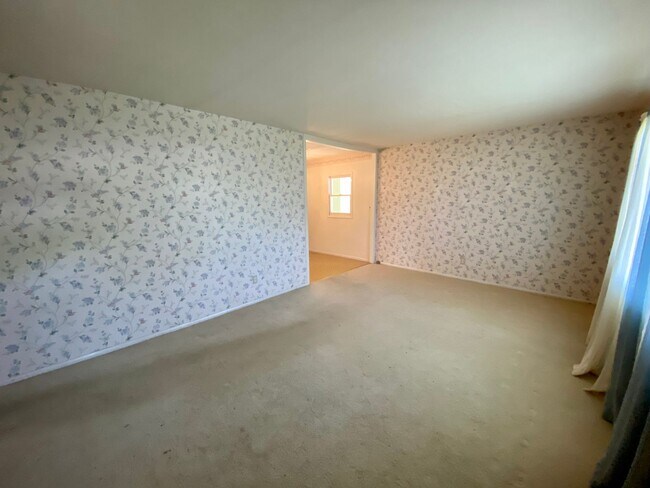 Building Photo - Three Bedroom in Godfrey