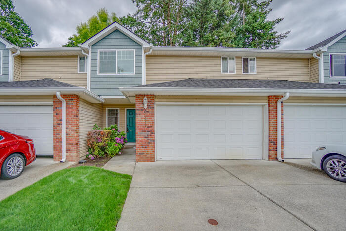 THREE BEDROOM TOWNHOME WITH GARAGE ACROSS ... - THREE BEDROOM TOWNHOME WITH GARAGE ACROSS ...