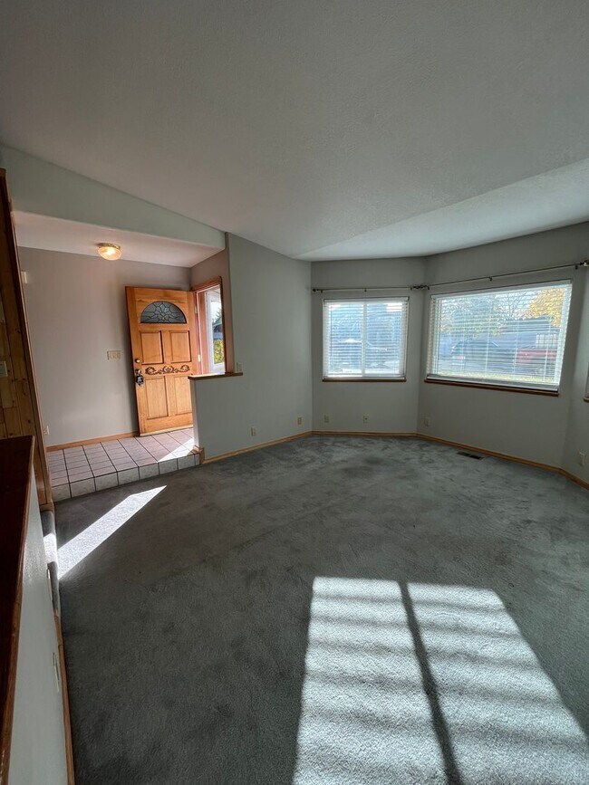 Building Photo - 3 bedroom 2 bathroom with fenced back yard...