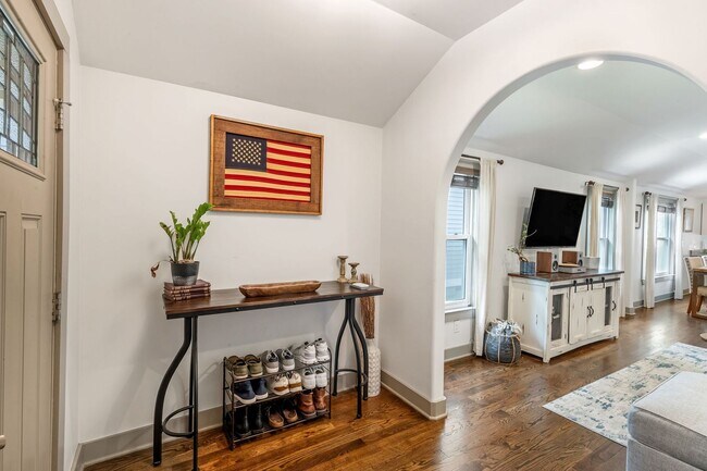 Building Photo - Beautiful Home Steps to Cleveland Park!