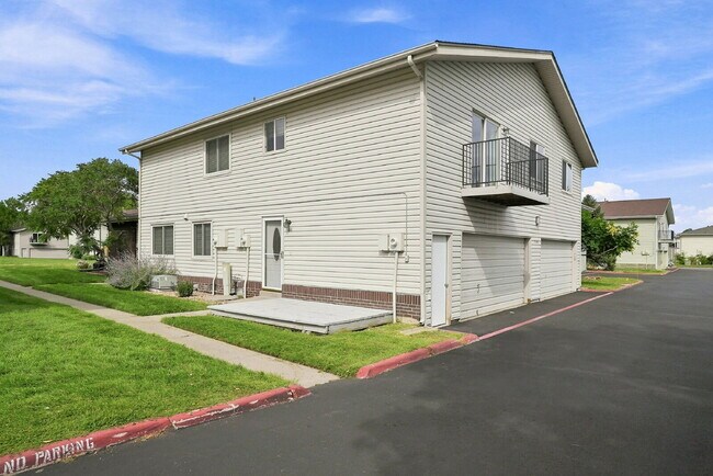 Building Photo - $1,945.95 with $300 Off the first month's rent, 2 Beds - 1 Bath, Single Family Home in Lakewood w...