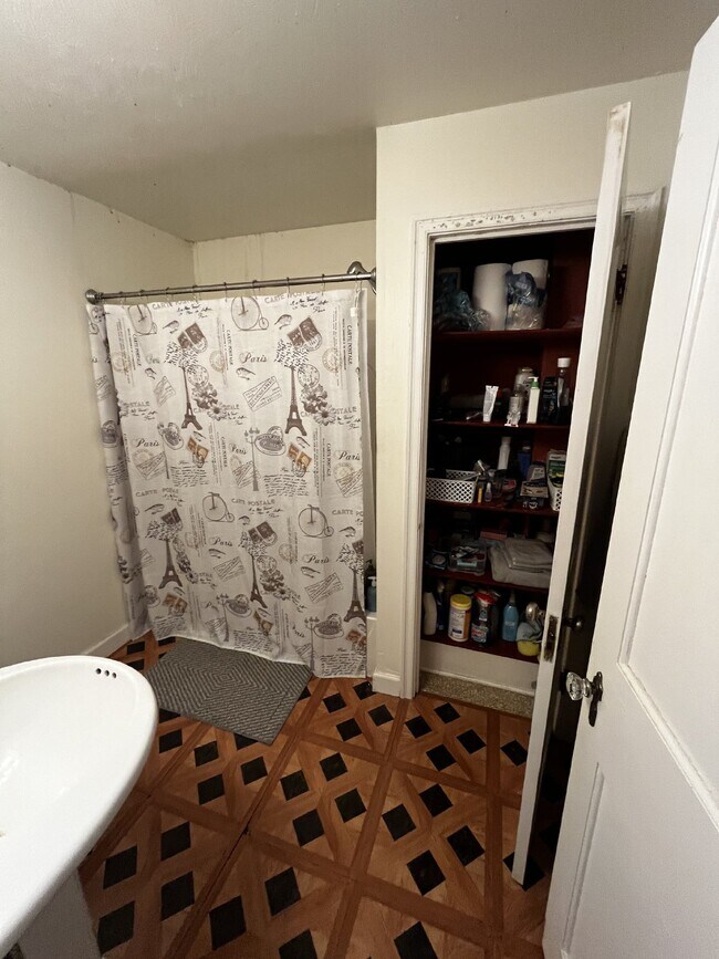 Foto del edificio - Huge 6 Bed 2 Bath close to UWEC