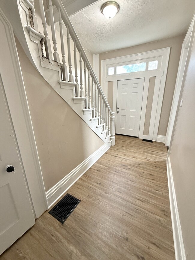 Foto del edificio - 1112 Girard Ave