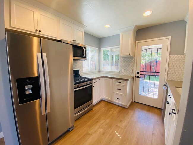 Building Photo - Lovely remodeled 3 bed 1 bath in Pacific B...