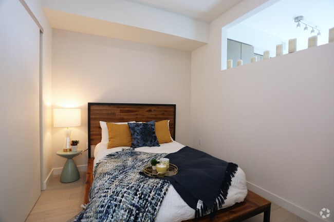 2BR, 2BA-910 SF - AVEN