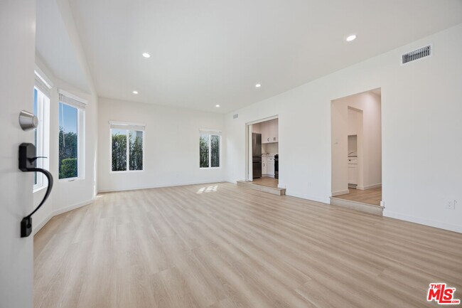 Foto del edificio - 3015 Stocker Pl
