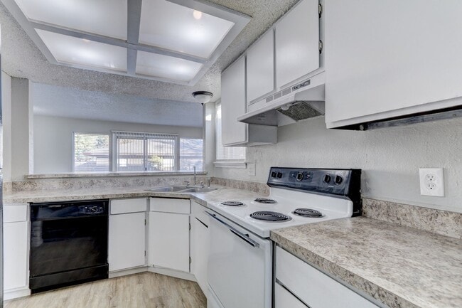 Building Photo - 3 bed 1.5 bath duplex in Midwest City