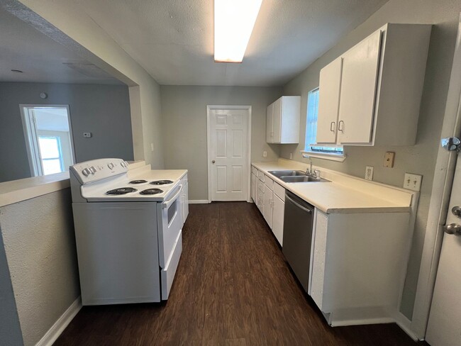 Building Photo - FOR LEASE  2 Bedroom, 1 Bath with Washer D...