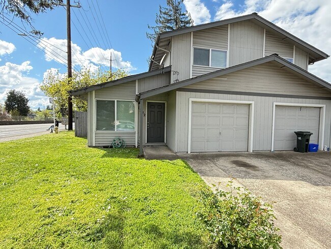 Updated 2 bedroom 1.5 bathroom duplex! - Updated 2 bedroom 1.5 bathroom duplex! House