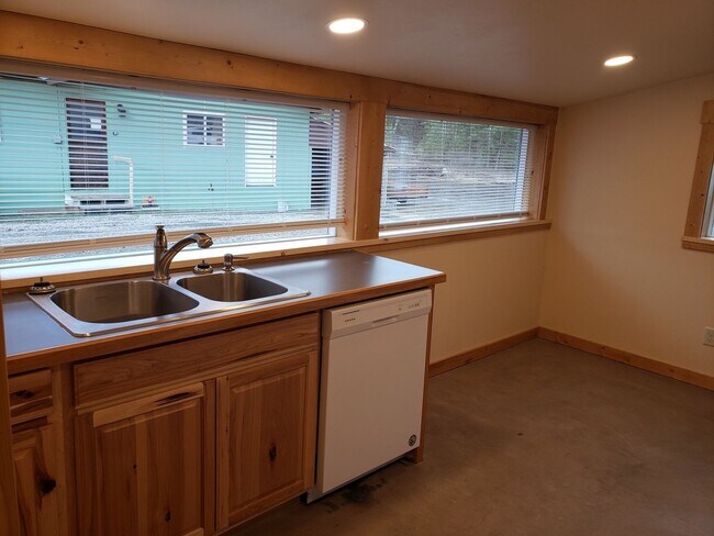 Foto del edificio - 2BDR/1BA Single-level Newly remodeled house in the country off of Rocky Point Rd.