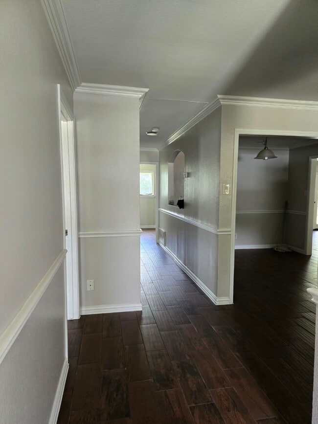 Building Photo - 1628 Gill St