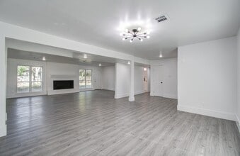 Building Photo - 595 River Plantation Dr