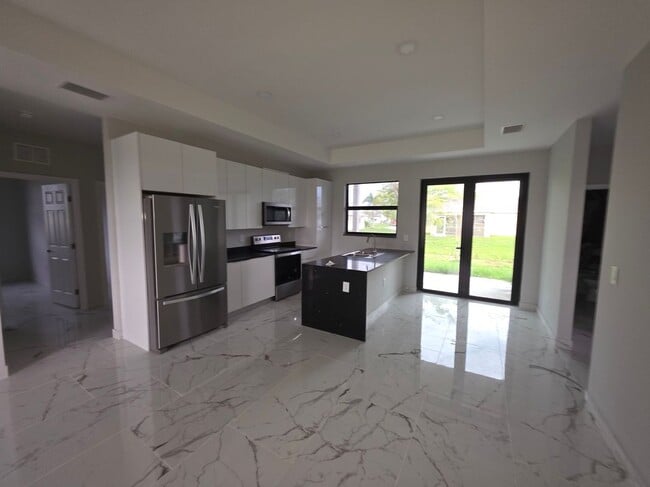 Building Photo - 1035 Kismet Pkwy W