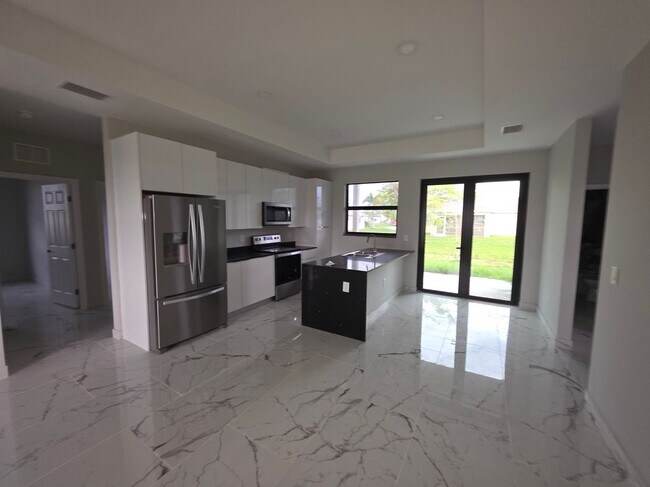 Foto del edificio - 1035 Kismet Pkwy W