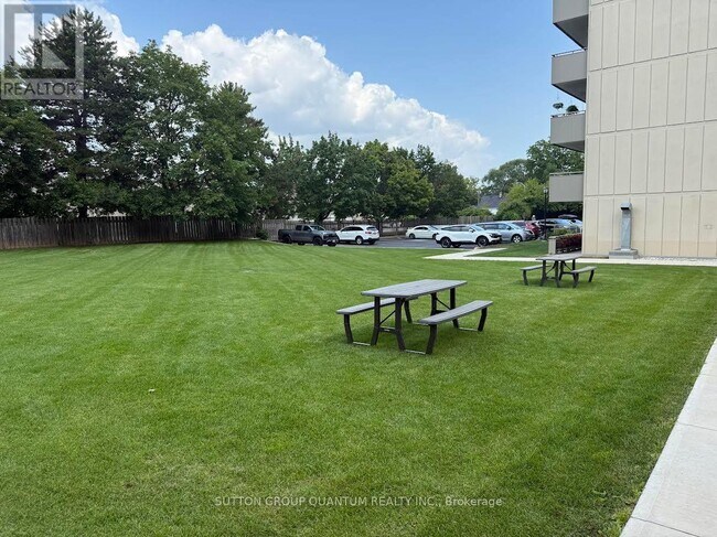 Photo du bâtiment - 1425-1425 Ghent Ave