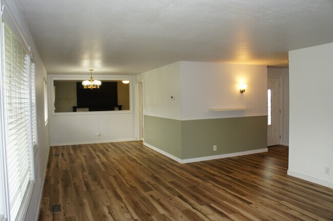 Foto del edificio - 952 NE Netlam Ln