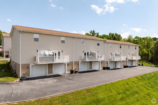 Building Photo - Colonial Apartment Complex