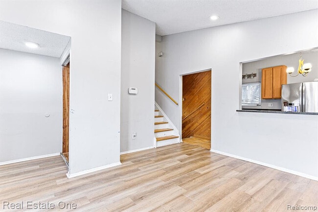 Building Photo - 30450 Avondale St