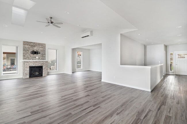Building Photo - Luxury View Home - 3 Beds 3 Baths - 2 Offi...
