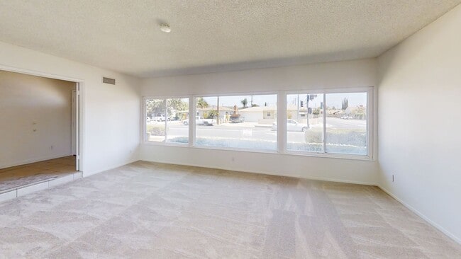 Building Photo - Spacious 4-Bedroom Home in the Heart of Or...