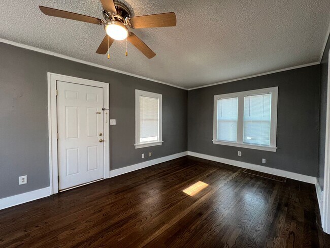 Building Photo - Updated 2 bedroom house $850