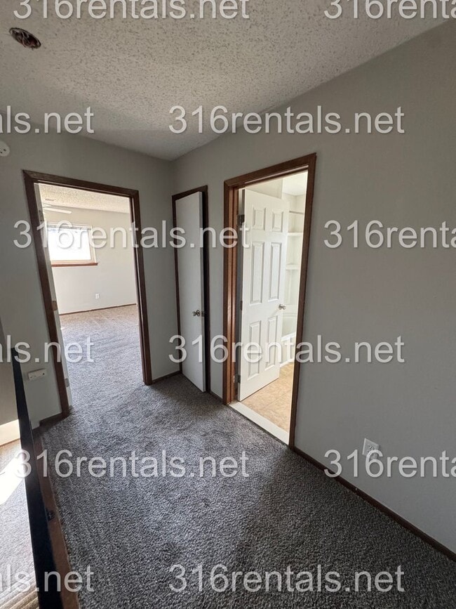 Building Photo - $850- 2 bed 1 bath - Townhomes