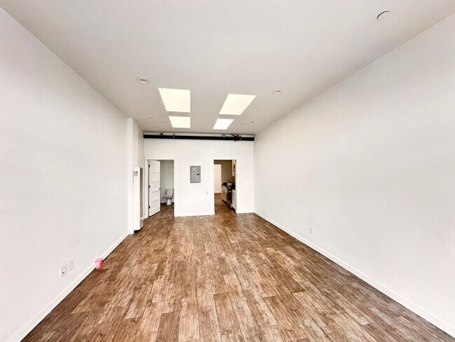 Building Photo - 646