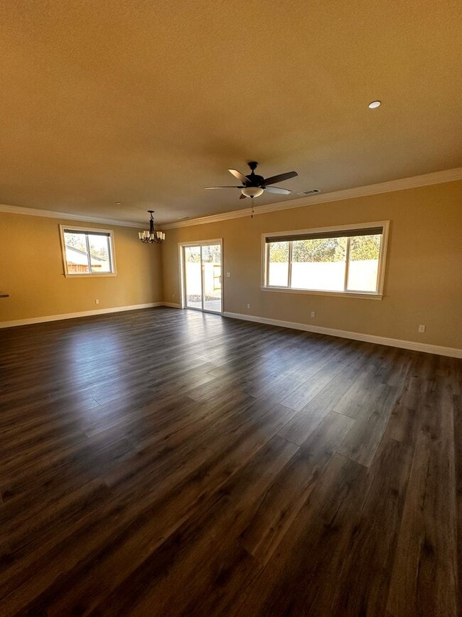 Foto del edificio - 3 BED 2 BATH HOME IN SHASTA LAKE