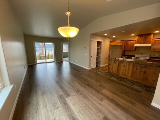 Building Photo - 1014 SW Stoney Creek Ln