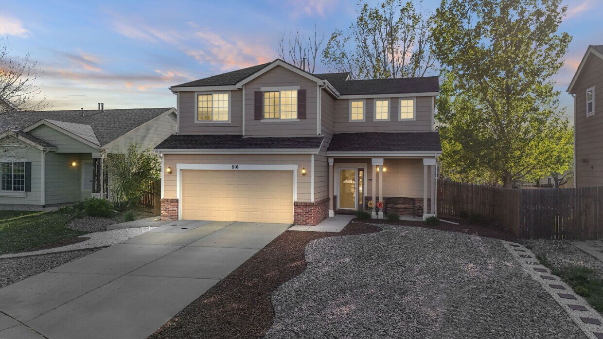 Foto principal - Stylish 3-Bedroom Home with Vaulted Ceilin...