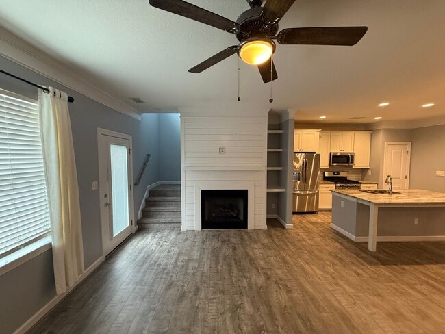 Building Photo - Great Condo On The Riverfront Golf Course