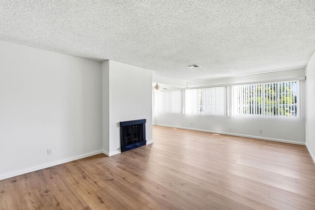 Building Photo - FIRST FLOOR 2BR + 2BA CONDO IN PASADENA!