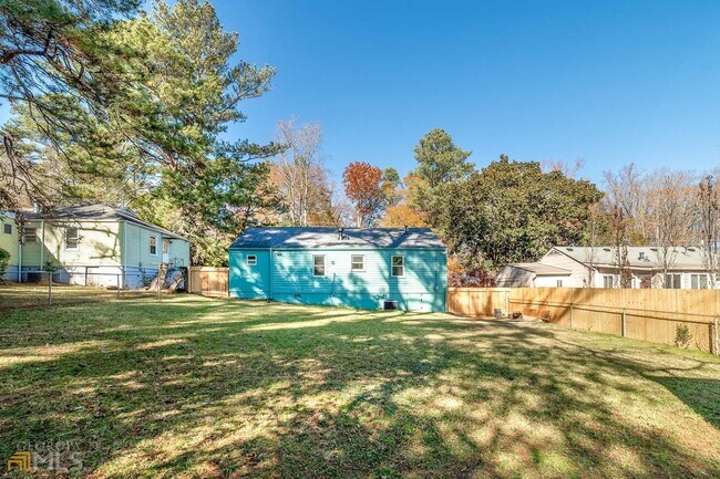 Building Photo - 2323 Desmond Dr