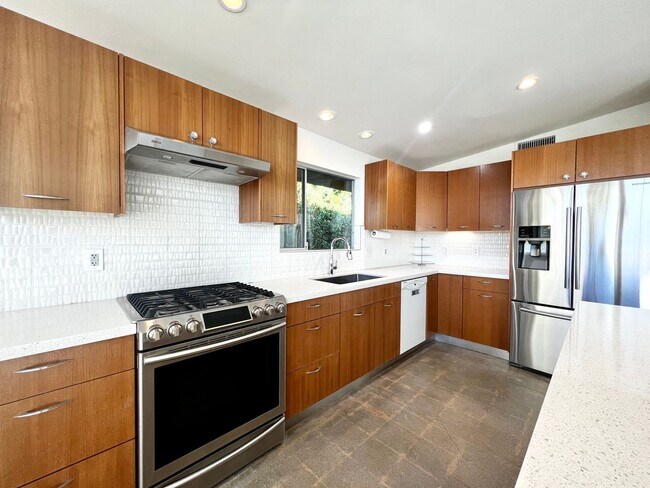 Building Photo - COMING SOON! GORGEOUS 2 BED / 2 BATH home ...