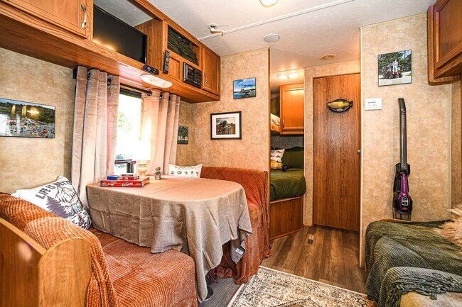 Foto del edificio - LONG TERM RENTAL! Camper 5 minutes from Nolin Lake.