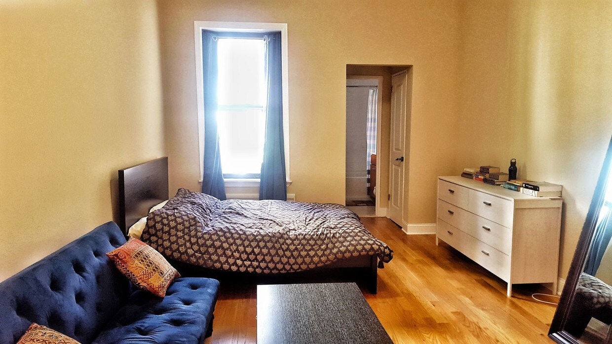 Foto principal - 321 E 73rd St