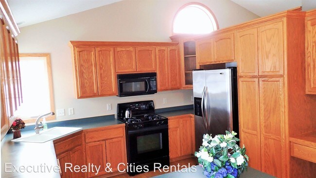 Foto del edificio - 14963 Sunfish Lake Blvd NW