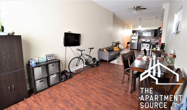 Foto del edificio - 3813 W Montrose Ave