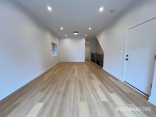 Building Photo - 2046 W Washington Blvd
