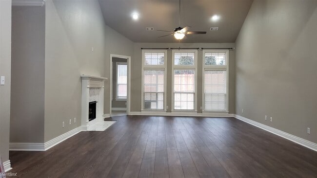 Building Photo - 4 br, 3.5 bath House - 5205 South 43rd Street