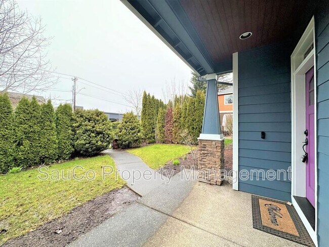 Foto del edificio - 727 NE 65th Ct