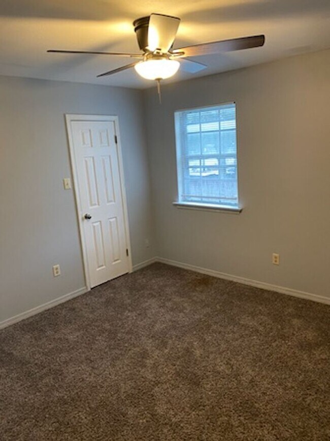 Foto del edificio - Leasing Now!